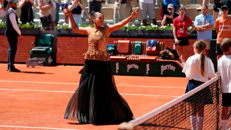 Naomi Osaka y su imponente look para el Roland Garrós (Foto: AP).
