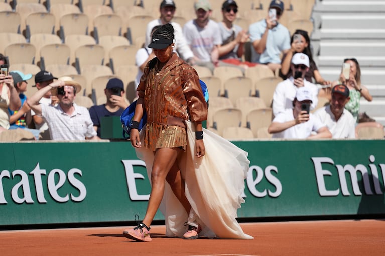 Naomi Osaka y su imponente look para el Roland Garrós (Foto: AP).