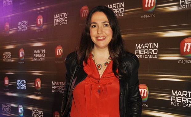 Narda Lepes, sobria en pantalón y camisa colorada. (Foto: Jennifer Rubio)