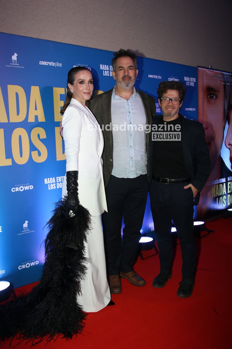 Natalia Oreiro en la premiere de su películacon el director del filme, Juan Taratuto y el actor Peto Menahem (Foto: Movilpress).