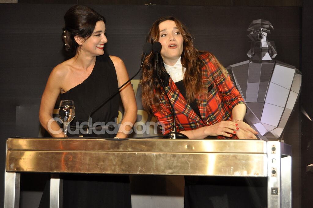 Natalia Oreiro junto a Verónica Varano en el escenario recibiendo su diploma. (Foto: Jennifer Rubio-Ciudad.com)