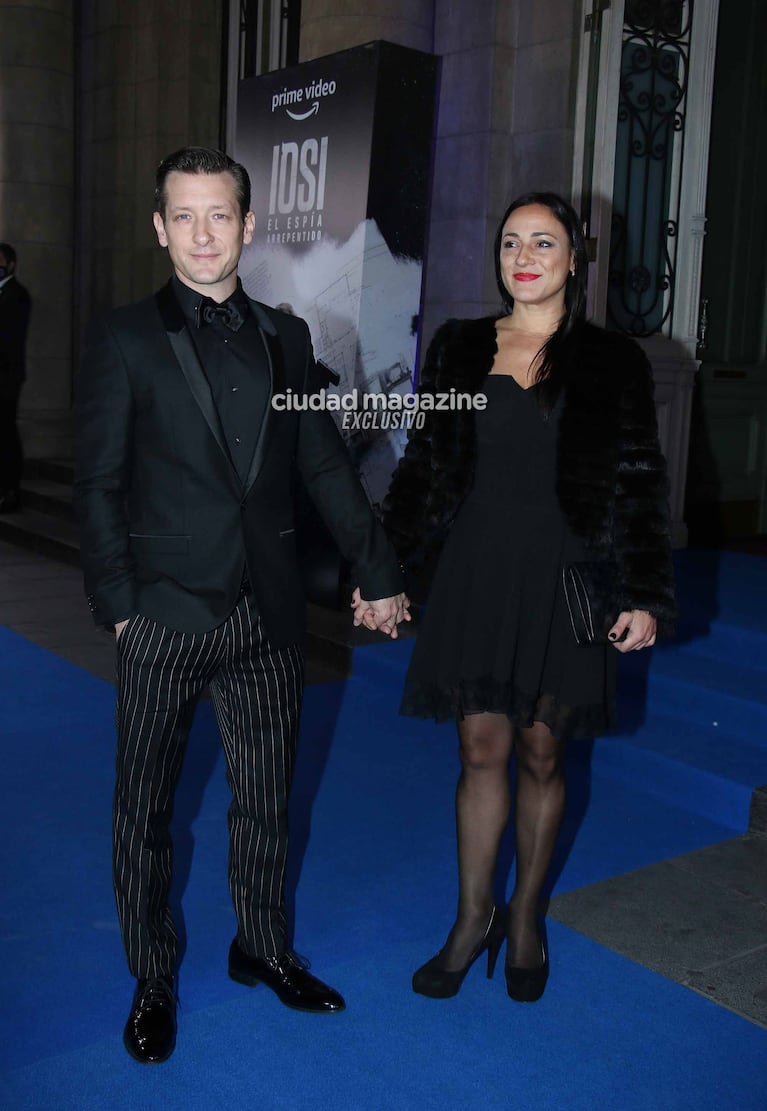 Natalia Oreiro y el elenco de Iosi, el espía arrepentido en la premiere en el Teatro Colón (Foto: Movilpress)