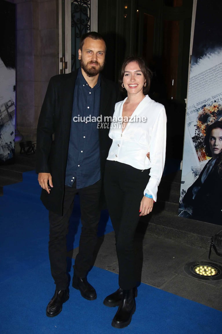 Natalia Oreiro y el elenco de Iosi, el espía arrepentido en la premiere en el Teatro Colón (Foto: Movilpress)