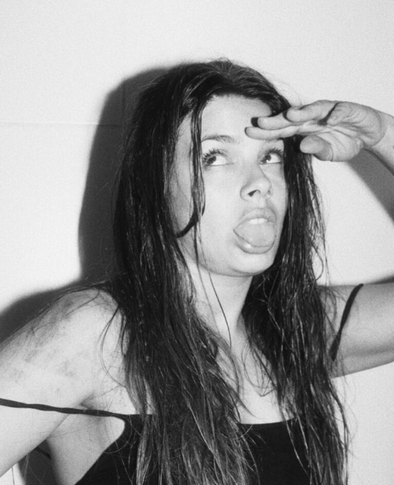 Natalie Pérez compartió su sesión de fotos desde desde la ducha y reconoció: "Hoy estoy un poco gris"