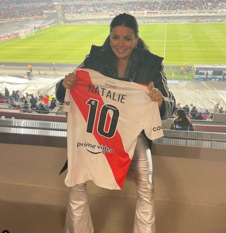 Natalie Pérez fue a ver a River y le regalaron una camiseta con su nombre