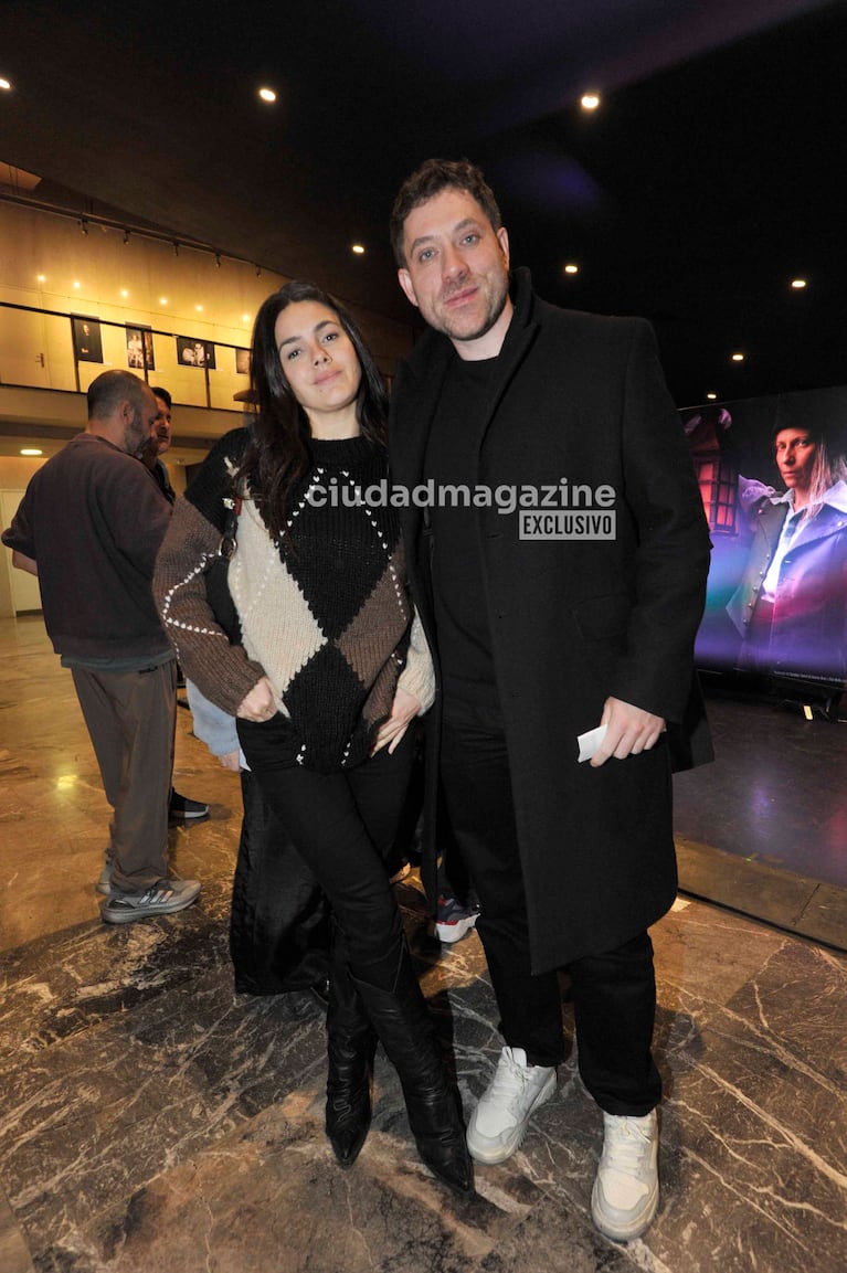 Natalie Pérez y Tomás Rottemberg en el estreno de Invasiones I, la obra protagonizada por Elena Roger (Foto: Movilpress).
