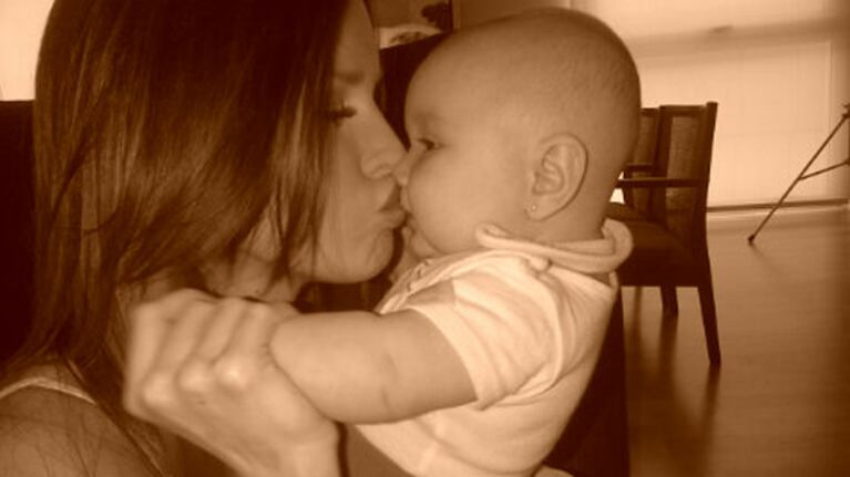 Natalie Weber junto a su bebé antes de la ceremonia religiosa (Foto: Web)