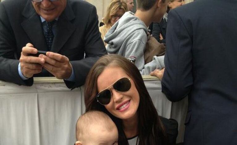 Natalie y Mía, expectantes por el encuentro con el Papa (Foto: Twitter). 
