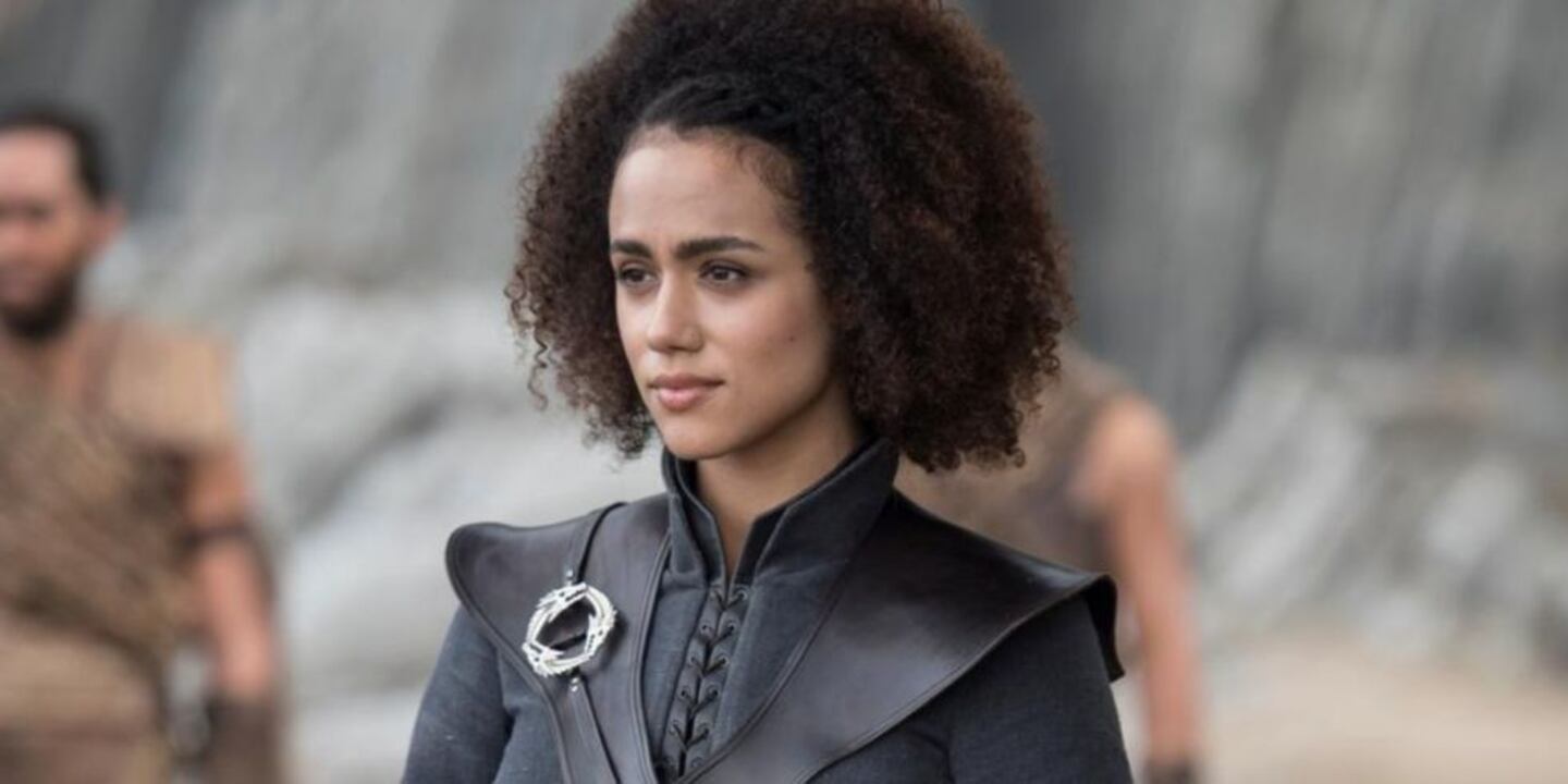 Nathalie Emmanuel destaca por su naturalidad y estilismo