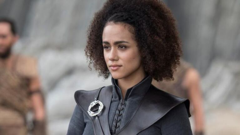 Nathalie Emmanuel destaca por su naturalidad y estilismo