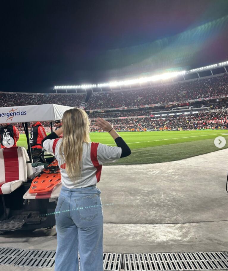 Nati Jota pateó una pelota en el estadio Monumental colmado de gente y salió mal: el divertido momento