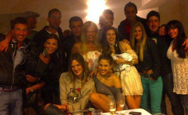 Nazarena Vélez agrupó al elenco de Despedida de soltero.
