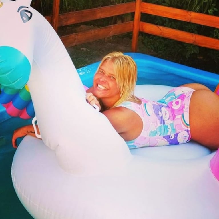 Nazarena Vélez jugó a ser "la chica del clima" con una sesión de fotos súper sexy en la pileta: "¡Para vos, Sol Pérez!" 