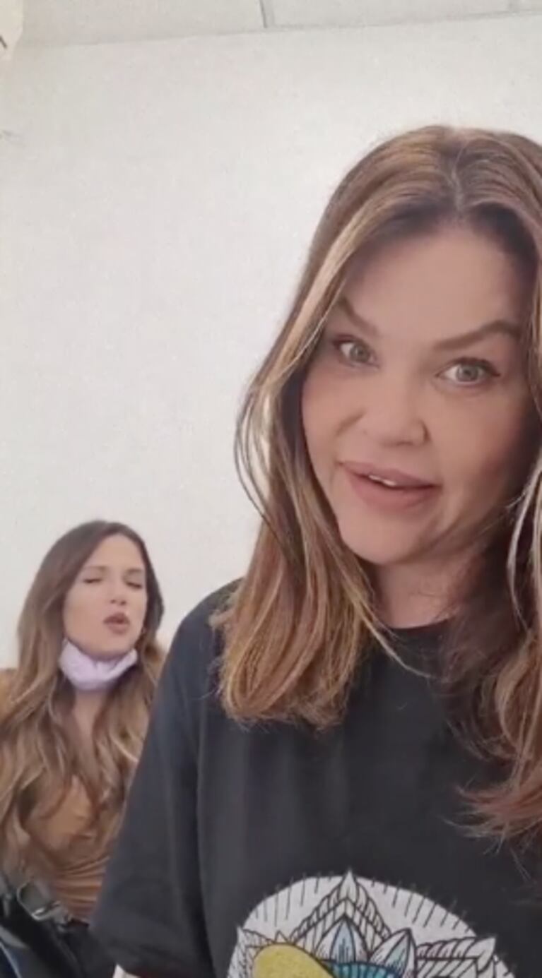 Nazarena Vélez se puso un producto en el pelo, le quedó mal e indignada mostró el resultado: "Parece que no me lo lavé"