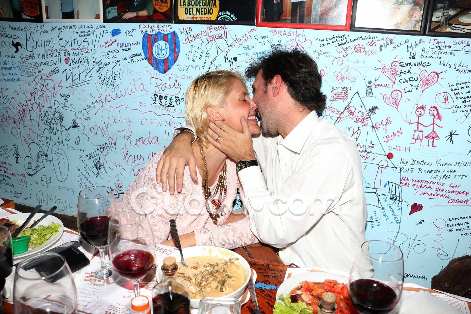 Nazarena Vélez y Gonzalo Gamarra, en el cumpleaños de Barbie (Foto: Movilpress)