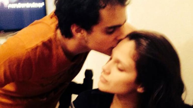 Nazarena Vélez y la imagen que publicó de su hija y Augusto Schuster (Fotos: Twitter).