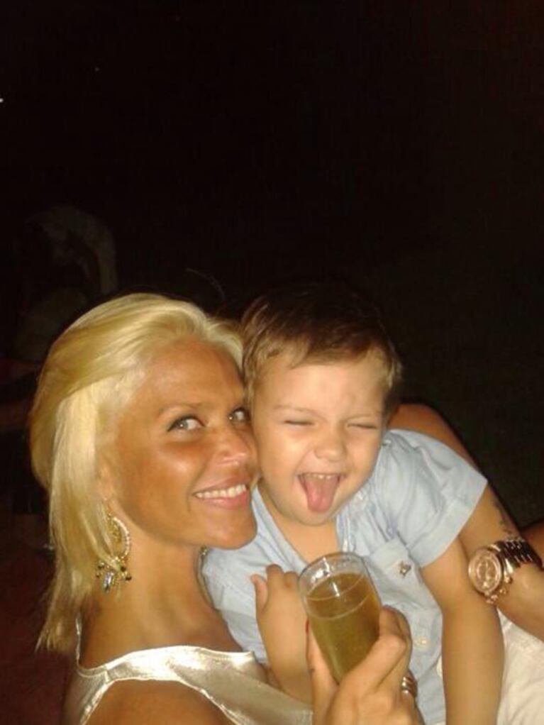 Nazarena y su hijo menor, pura ternura (Foto: Twitter). 