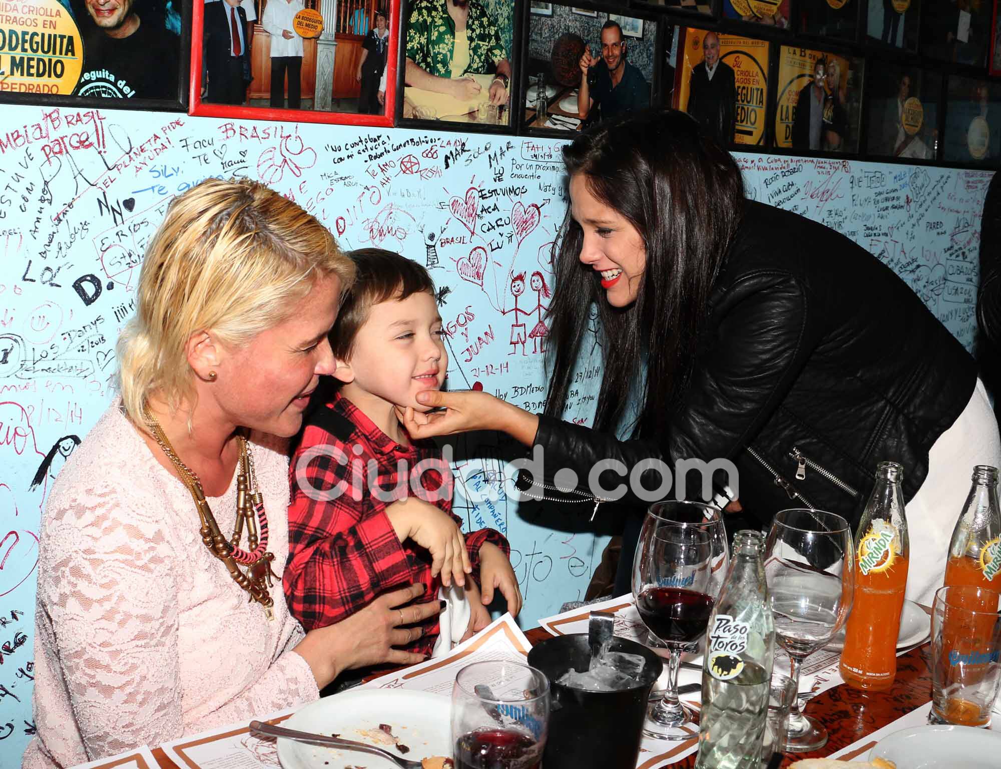 Nazarena y Thiago, en el cumple de Barbie (Foto: Movilpress)