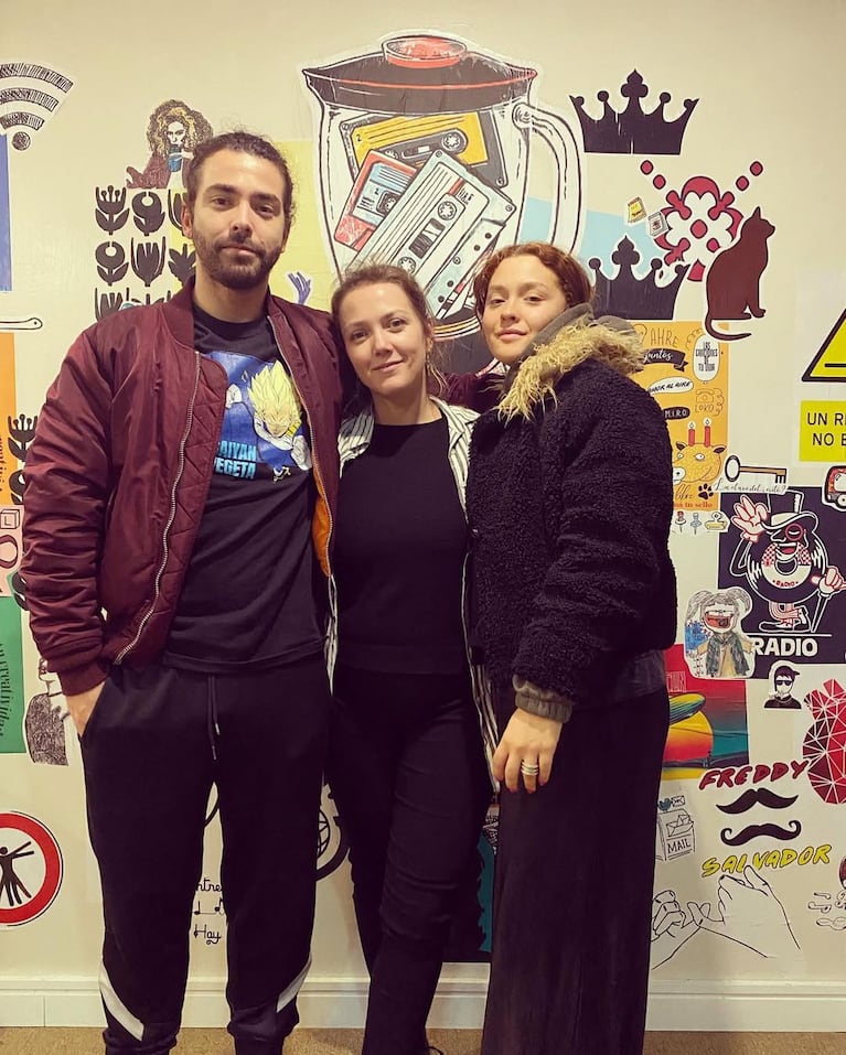 Nazareno Casero con Guillermina y Miranda, sus hermanas. (Foto: @caseronazareno)