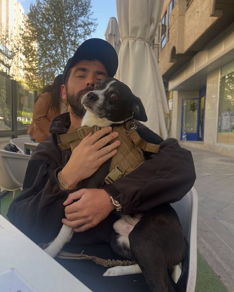 Nazareno Casero en una pausa junto a su perro Rulo.  Crédito  Instagram @nazarenocasero