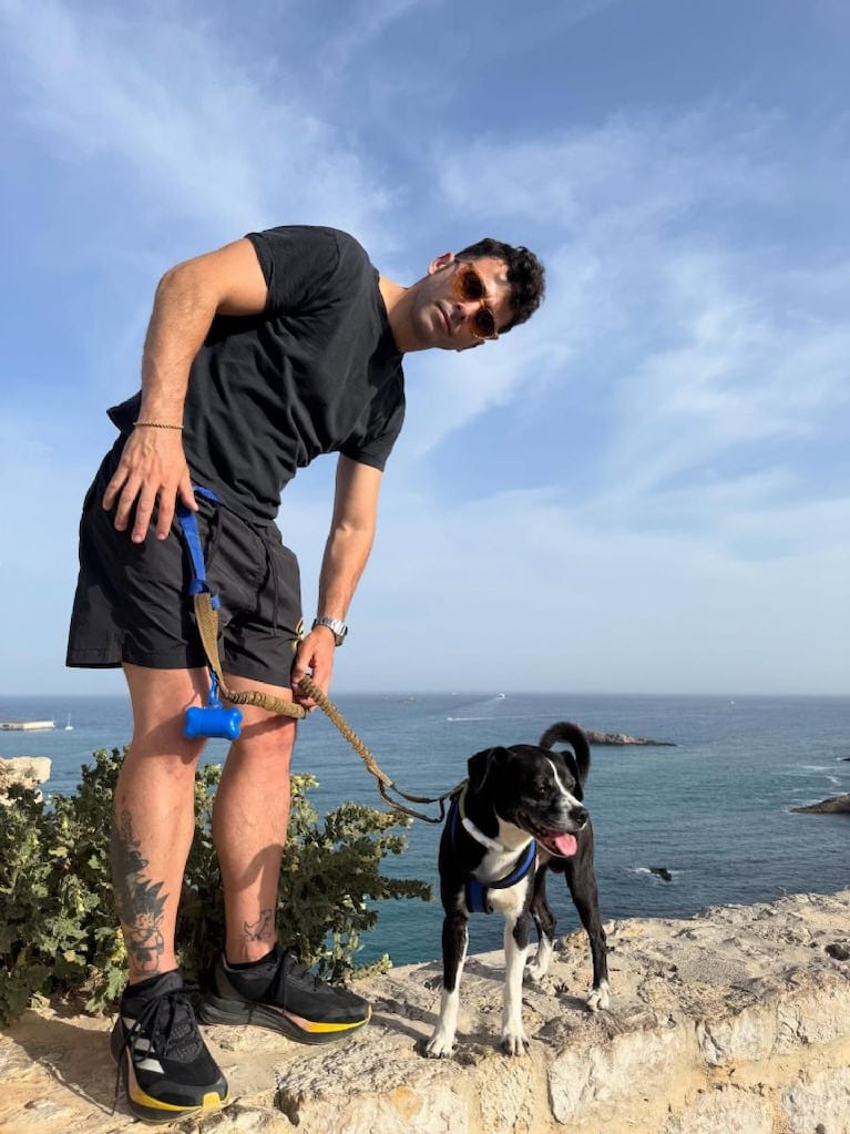 Nazareno Casero junto a su perro Rulo durante el Camino de Santiago, en España. Crédito: Instagram @nazarenocasero
