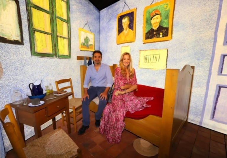 Nequi Galotti y su novio en la apertura de una muestra inmersiva de Vincent Van Gogh