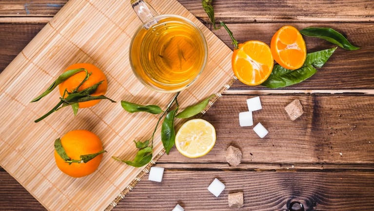 Ni las cáscaras ni las semillas: por qué hervir hojas de naranja es cada vez más recomendado por expertos. Foto: IA