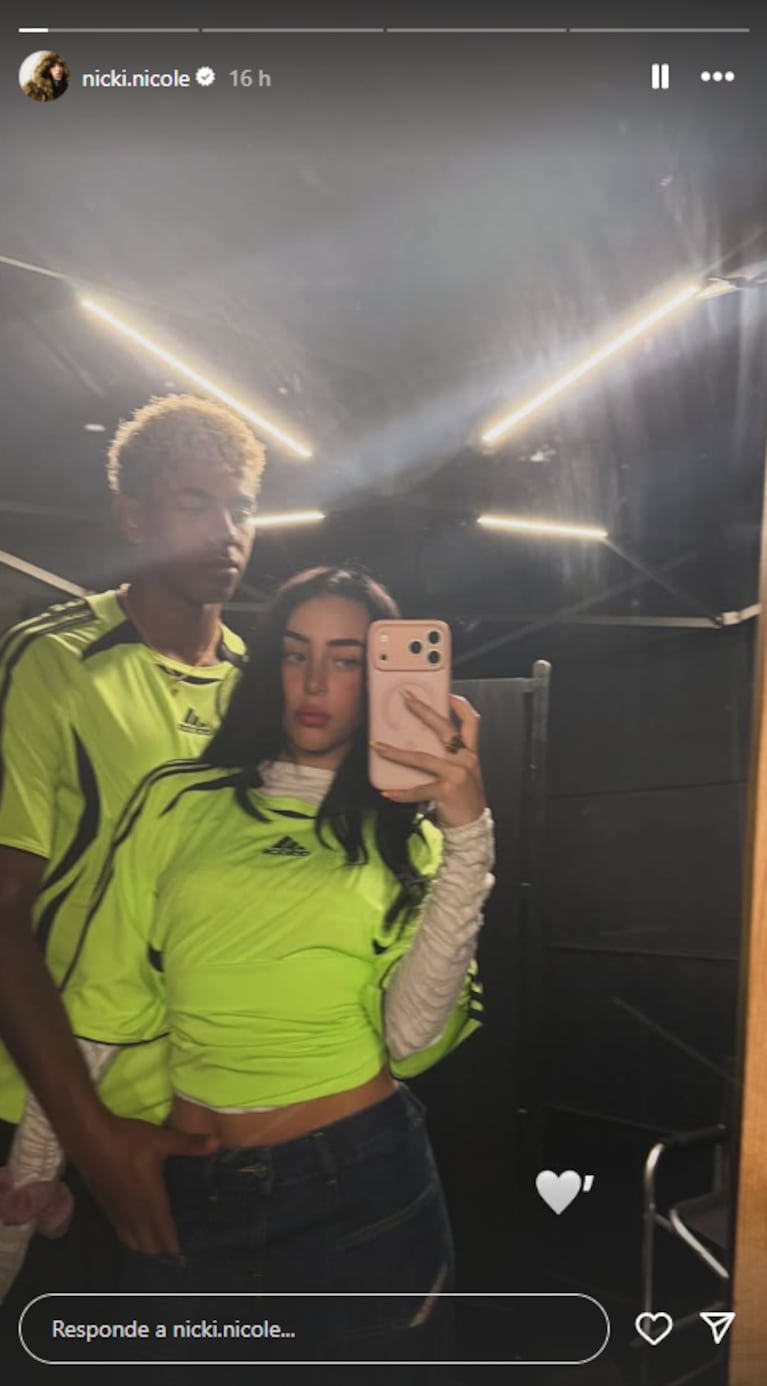 Nicki Nicole subió una foto con Lamine Yamal y se puede ver una manito indiscreta | Créditos: Instagram @nicki.nicole