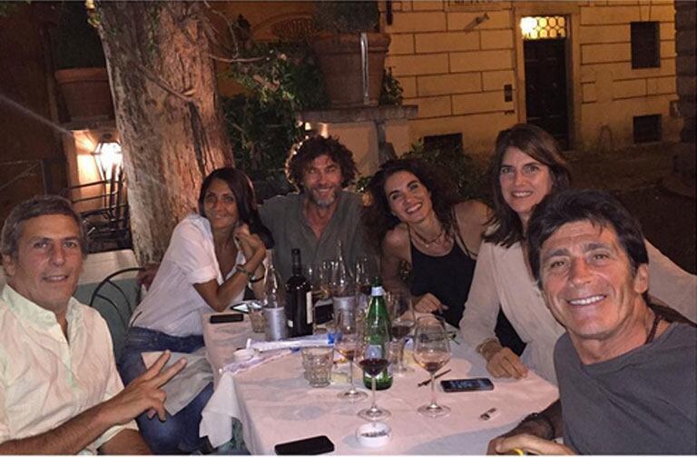 Nico, Flor y amigos compartiendo una cena en Roma (Fotos: Instagram). 