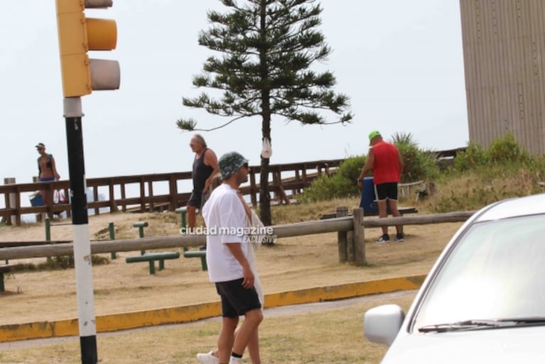 Nico Furtado y Ester Expósito, enamorados en Punta del Este: las fotos mimosas de la pareja top 