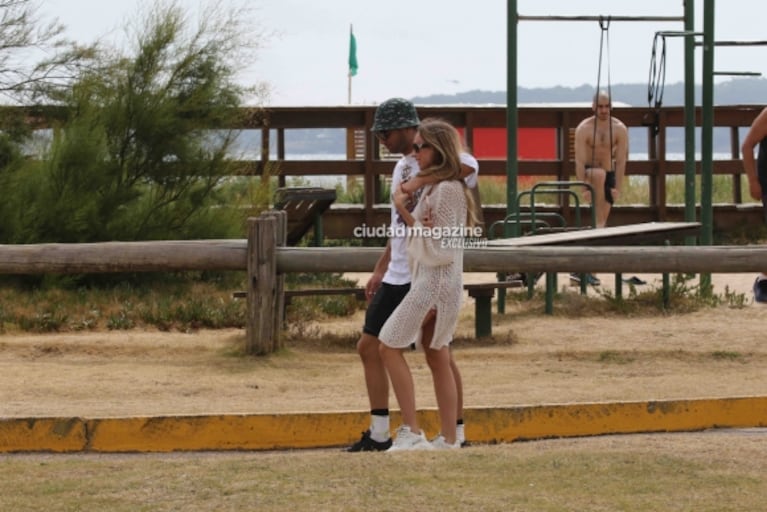 Nico Furtado y Ester Expósito, enamorados en Punta del Este: las fotos mimosas de la pareja top 