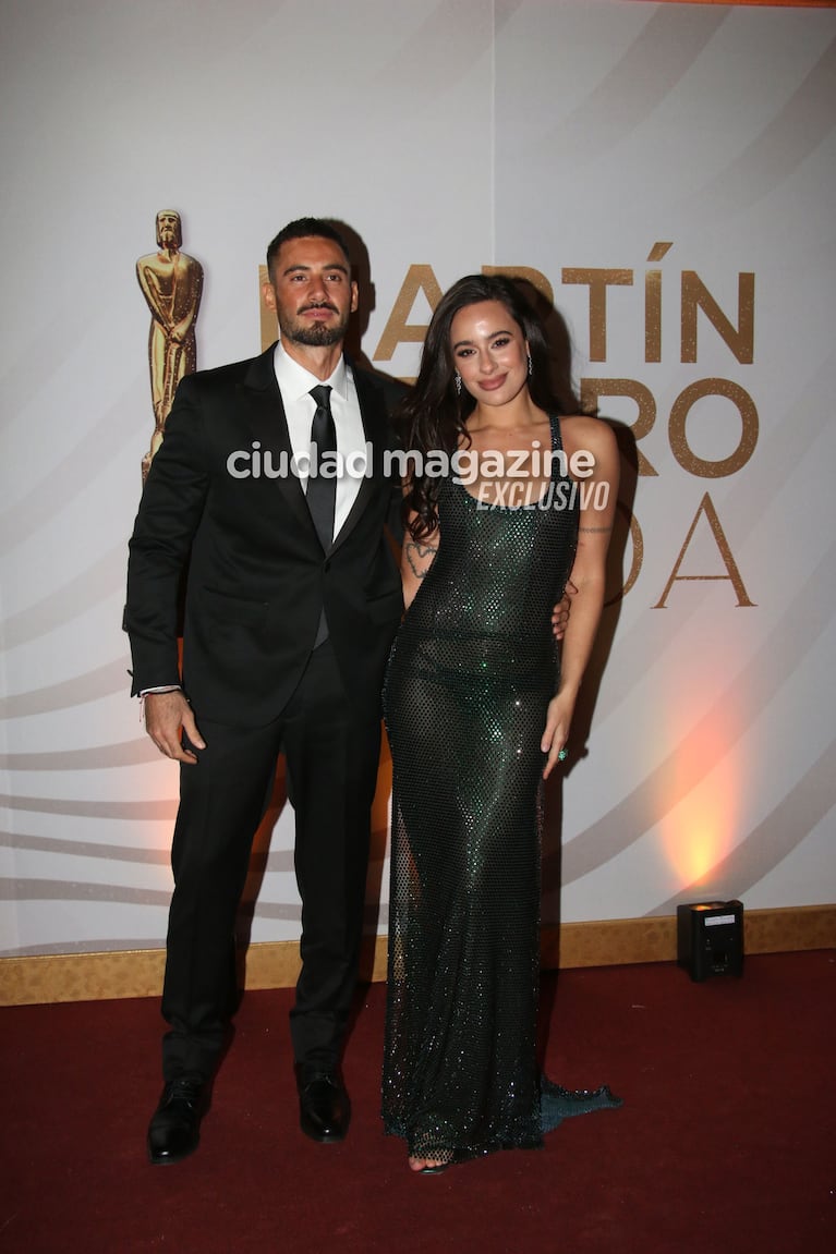 Nico Occhiato, by Rochas, y Flor Jazmín Peña, con vestido de Joti Harriague, en los Martín Fierro de la Moda (Foto de Movilpress)