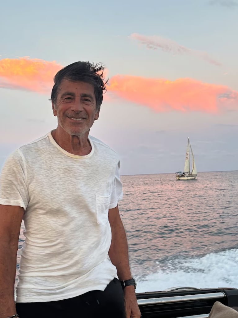 Nico Repetto con el mar y el atardecer de fondo (Instagram)
