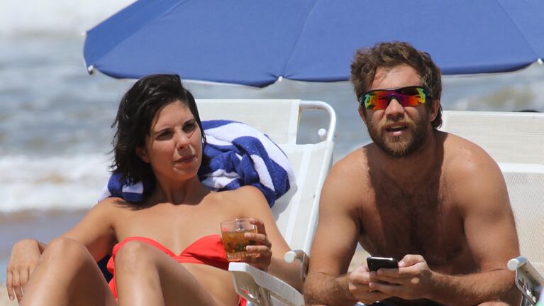 Nico Riera, súper enamorado con su novia en las playas de Punta del Este. (Foto: GM Press)