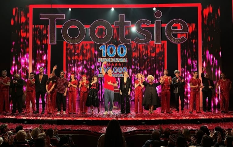 Nico Vázquez celebró las 100 funciones de Tootsie: 100 mil espectadores ya vieron el espectáculo
