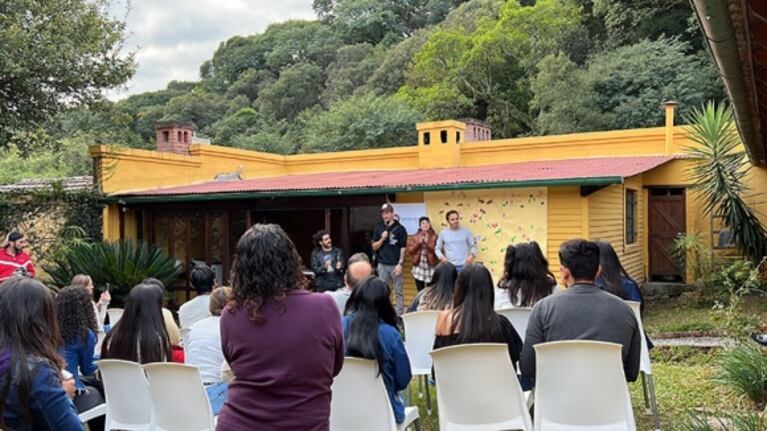 Nico Vázquez, Gime Accardi y Benjamín Rojas, emocionados en la inauguración de una Residencia Universitaria en Jujuy