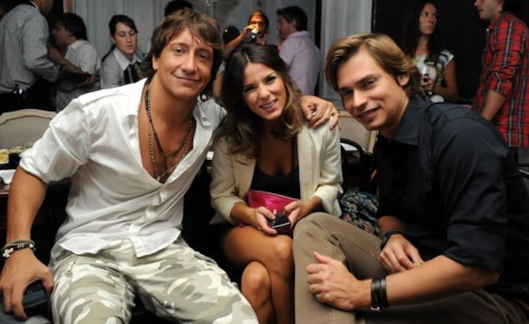 Nico Vázquez, junto a su mujer y compañera de elenco, Gimena Accardi; y Carlos Baute, quien también actúa en la tira.