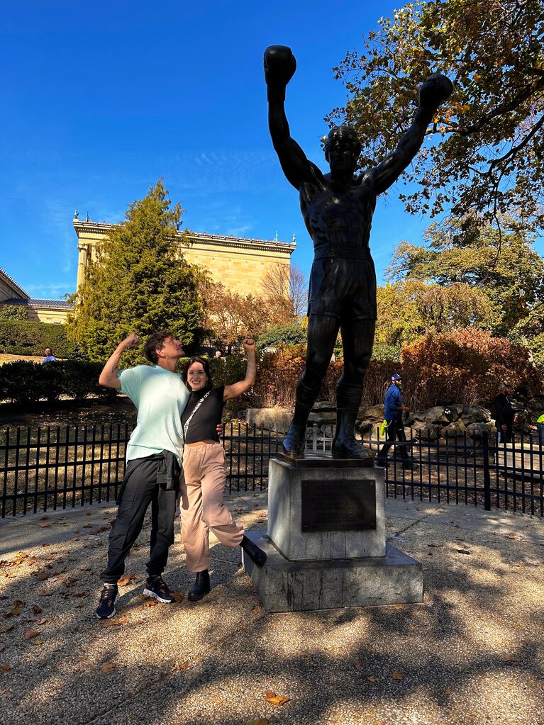 Nico Vázquez y Dai Fernández con la estatua de Rocky