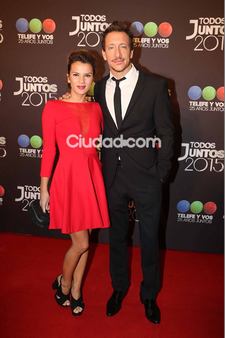 Nico Vázquez y Gime Accardi, en la fiesta de Telefe. (Foto: Movilpress)