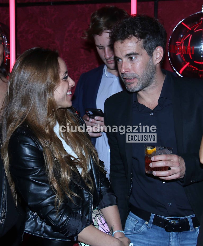 Nicolás Cabré con una mujer en un evento (Foto: Movilpress).