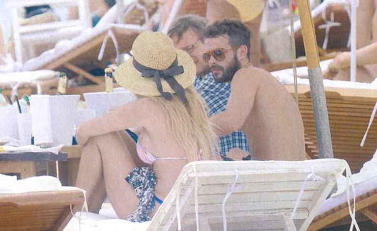 Nicolás Cabré, descansando en Punta del Este sin compañía femenina (Fotos: Revista Gente). 