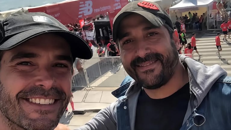 Nicolás Cabré junto a su hermano Duilio, sonriendo en una foto casual. Fuente: Instagram / @nicolascabre80