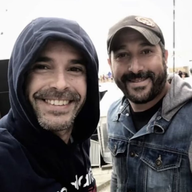 Nicolás Cabré junto a su hermano Duilio, sonriendo en una foto casual. Fuente: Instagram / @nicolascabre80