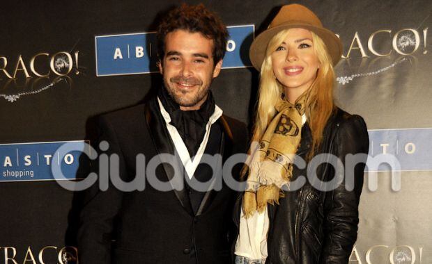 Nicolás Cabré y la China Suárez, enamorados en el estreno de Atraco. (Foto: Jennifer Rubio - Ciudad.com)