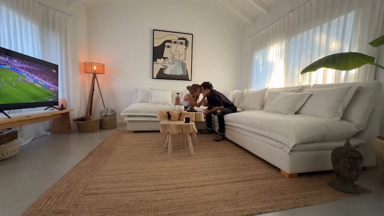 Nicolás Cabré y Rocío Pardo mostraron el increíble living donde verán el Mundial (capturas de Instagram)