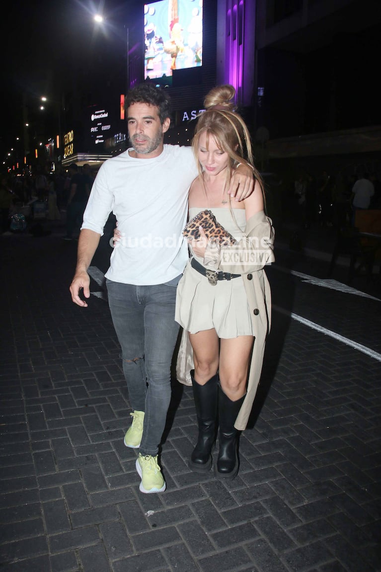 Nicolás Cabré y Rocío Pardo por Avenida Corrientes (Foto: Movilpress).