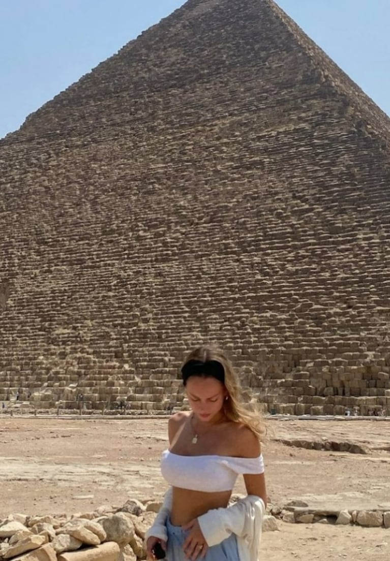 Nicolás Furtado y Ester Expósito disfrutan de unas exóticas vacaciones en Egipto: los looks de noche y de día