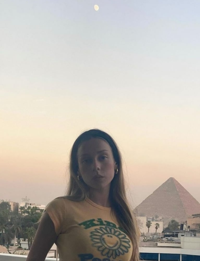 Nicolás Furtado y Ester Expósito disfrutan de unas exóticas vacaciones en Egipto: los looks de noche y de día