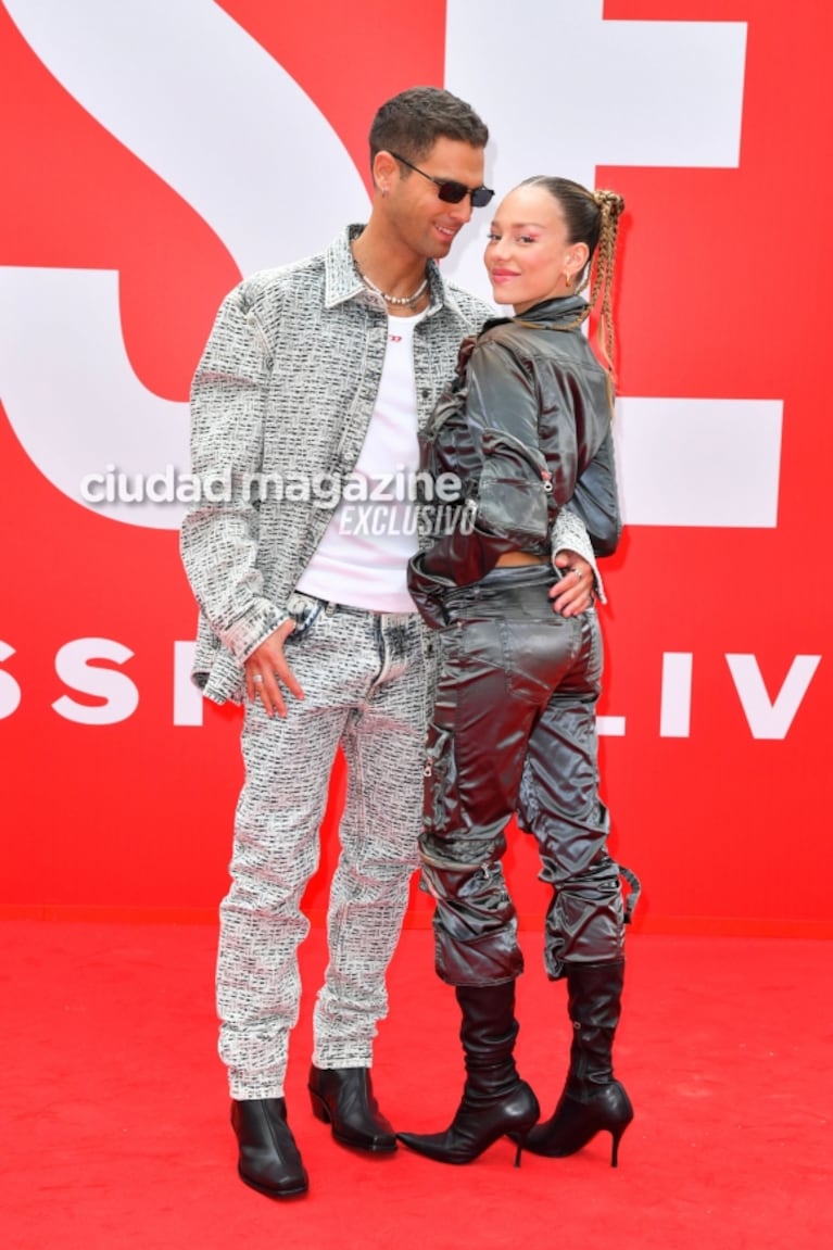 Nicolás Furtado y Ester Expósito posaron juntos por primera vez en la alfombra roja: looks cancheros y miradas cómplices