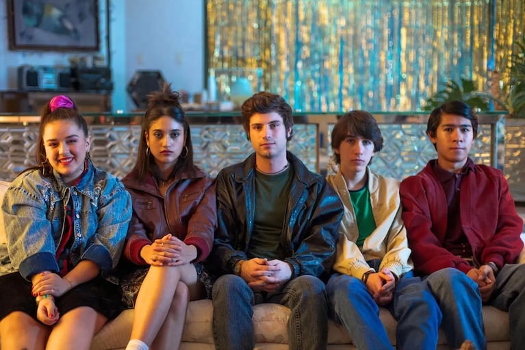 Nicolás Haza, Axel Madrazo, Camila Calónico, Virgilio Delgado y Macarena Oz en "Nadie nos va a extrañar" ya disponible en Amazon Prime